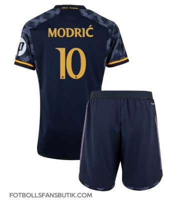 Real Madrid Luka Modric #10 Replika Bortatröja Barn 2023-24 Kortärmad (+ Korta byxor)